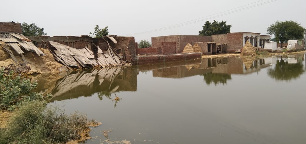 कैराना के मामौर में दुसरे दिन भी मकानो में भरा झील का पानी कैराना के मामौर में दुसरे दिन भी मकानो में भरा झील का पानी