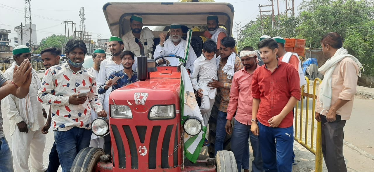 नागल से ट्रैक्टर पर सवार होकर जाते किसान नागल से ट्रैक्टर पर सवार होकर जाते किसान