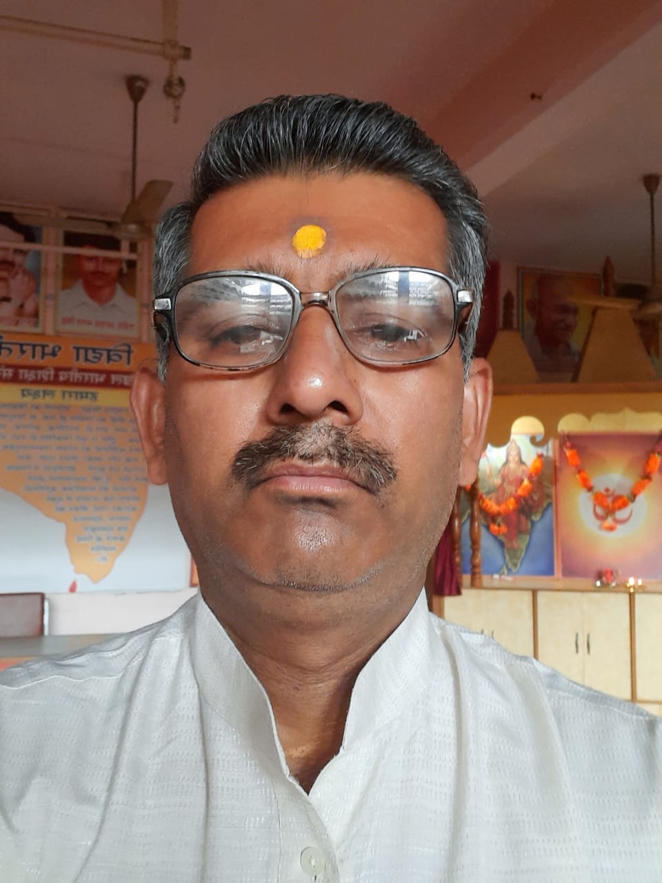 प्रधानाचार्य हरिओम गणपति सहस्त्रबुद्धे। प्रधानाचार्य हरिओम गणपति सहस्त्रबुद्धे।