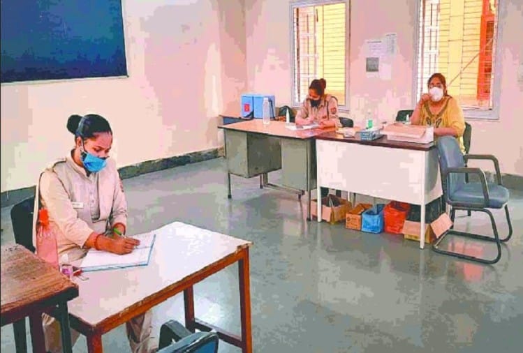 Delhi News : Youth Returning From Vaccination Centers Due To Lack Of Information - ग्राउंड रिपोर्ट :  जानकारी के अभाव में टीकाकरण केंद्रों से वापस लौट रहे युवा, स्टॉक की भी किल्लत - Vimarsana News