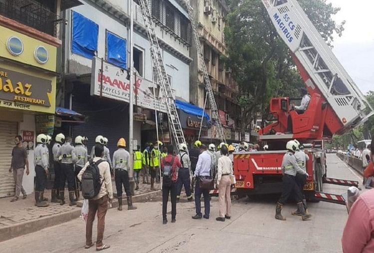 मुंबई: फोर्ट इलाके में इमारत का हिस्सा गिरा, मलबे में पांच से ज्यादा लोगों के दबने की आशंका मुंबई में इमारत का हिस्सा गिरा