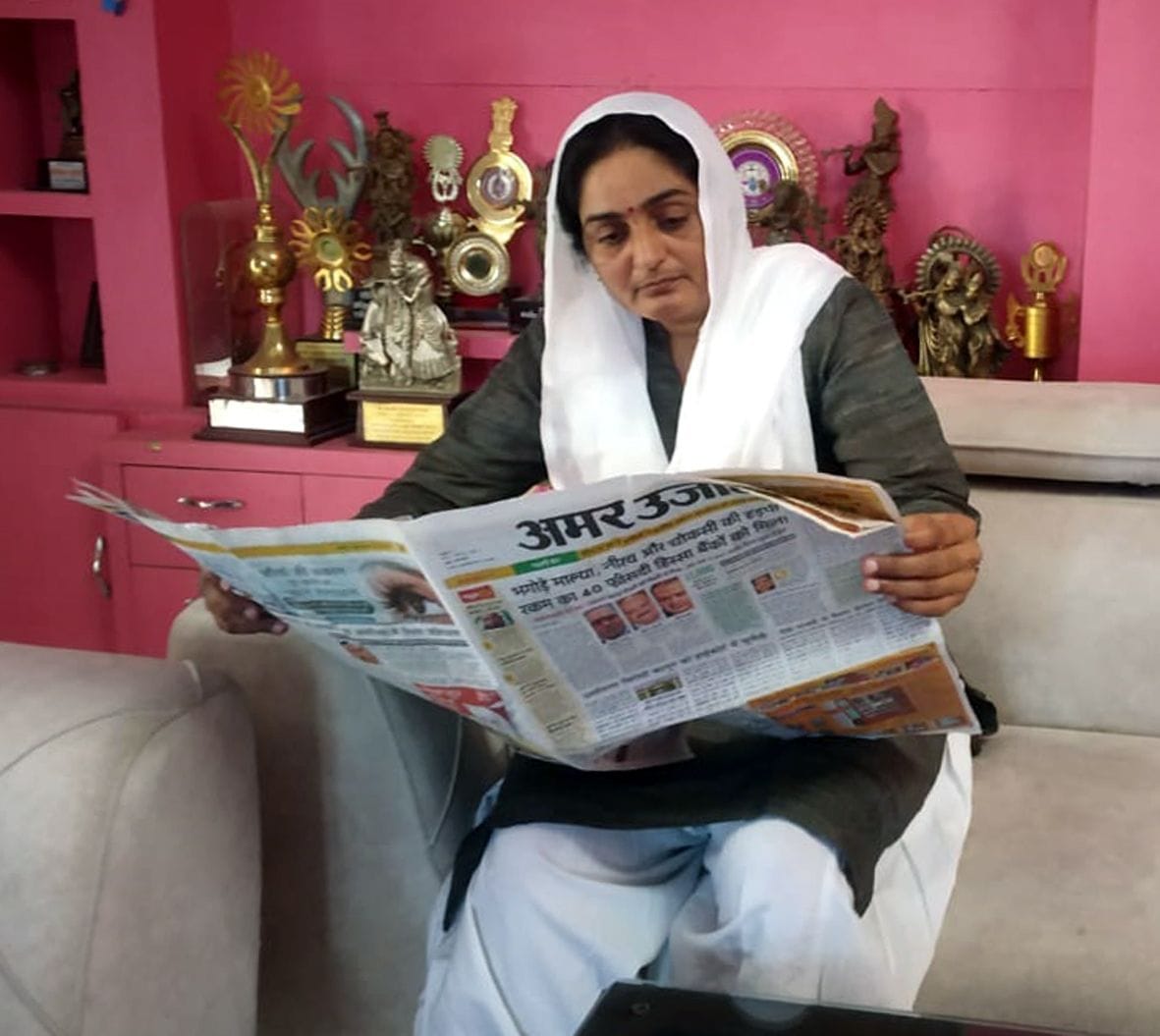 अंजू चौधरी पत्नी सुधीर चौधरी(पूर्व जिला पंचायत अध्यक्ष) अपने घर पर अखबार पढ़ती