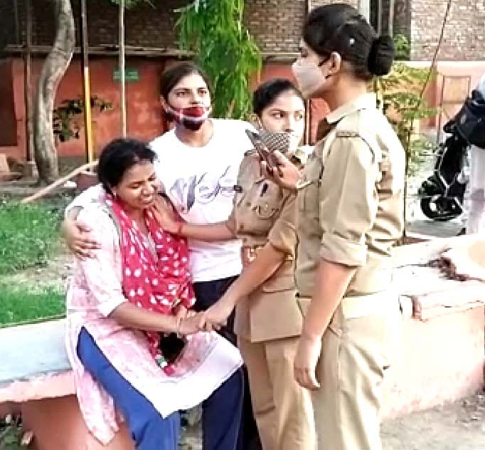 सरकारी अस्पताल में रोती बिलखती सिपाही धीरज कुमार की पत्नी सरकारी अस्पताल में रोती बिलखती सिपाही धीरज कुमार की पत्नी