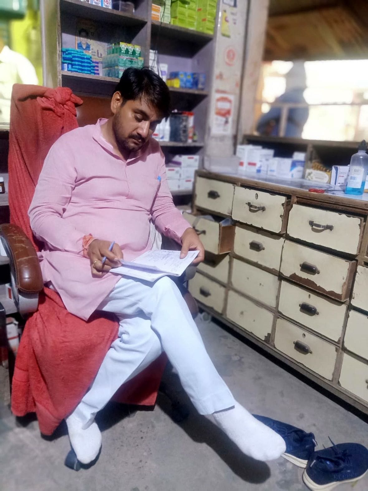 वार्ड नम्बर 19 से भाजपा समर्थित कृष्णपाल सिंह अपने मेडिकल स्टोर बैठे हुए।