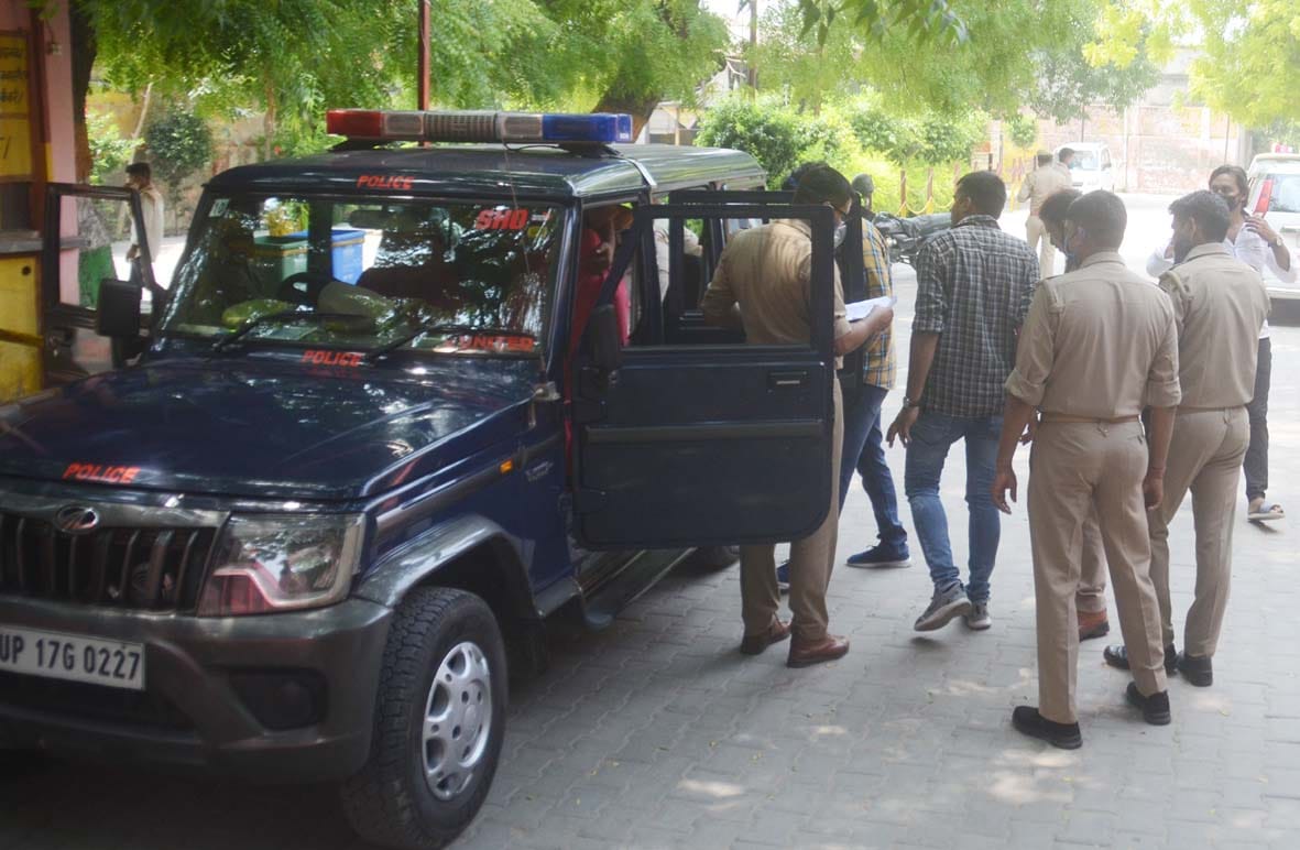 बागपत के राष्ट्र वंदना चौक पर गोली चलने के बाद सीएचसी में जांच करने पहुंचे पुलिसकर्मी बागपत के राष्ट्र वंदना चौक पर गोली चलने के बाद सीएचसी में जांच करने पहुंचे पुलिसकर्मी