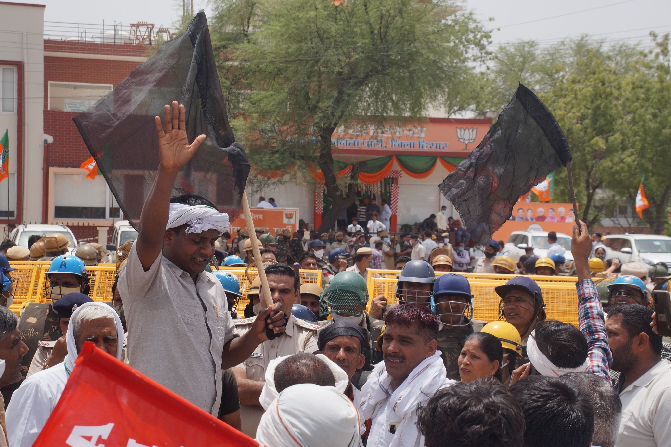 भाजपा कार्यालय के बाहर काले झंडे लेकर विरोध जताते किसान भाजपा कार्यालय के बाहर काले झंडे लेकर विरोध जताते किसान