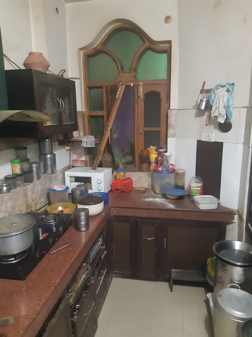 कोटला कलां में चोरों ने तोडी घर कर खिड़की कोटला कलां में चोरों ने तोडी घर कर खिड़की