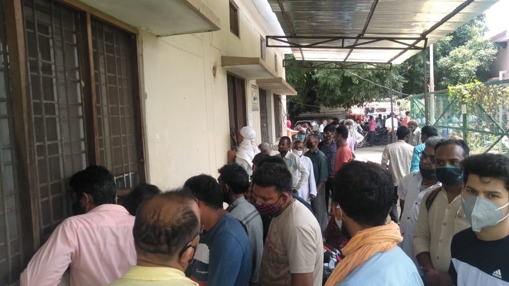 खटीमा में ऊर्जा निगम उपखंड कार्यालय पर बिल जमा एवं सही कराने को उमड़ी भीड़।