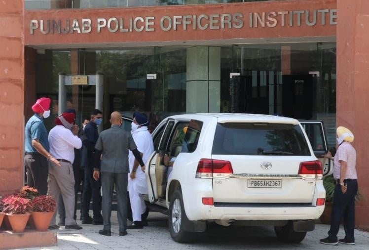Shiromani Akali Dal Chief Sukhbir Badal Appeared Before Special Investigation Team Probing Kotkapura Firing Case - कोटकपूरा गोलीकांड: एसआईटी दफ्तर पहुंचे सुखबीर बादल, पिता से हो चुकी है पूछताछ - Vimarsana News