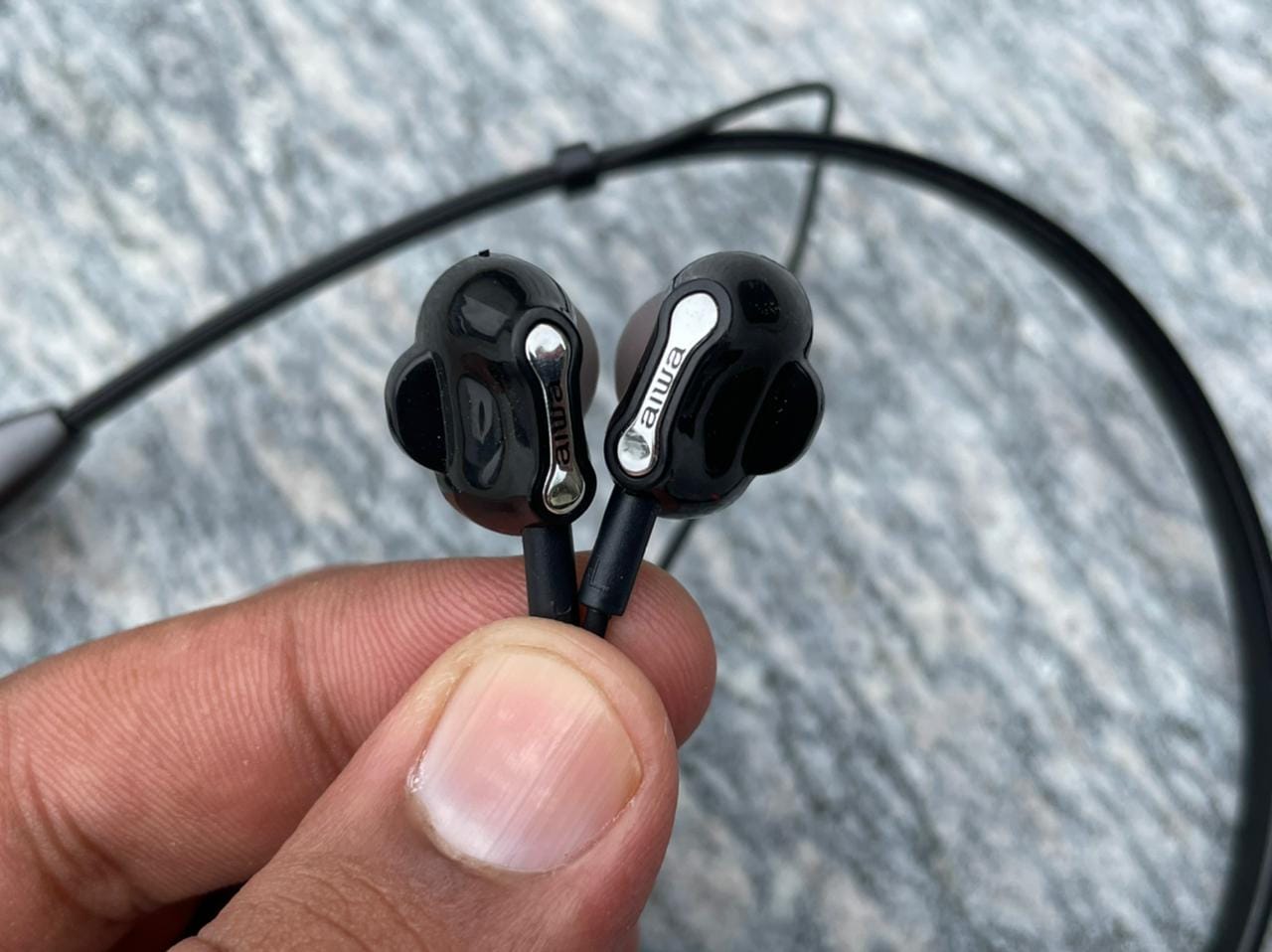 Aiwa ESBT 460 Review: अच्छी बैटरी लाइफ वाला एक वायरलेस नेकबैंड