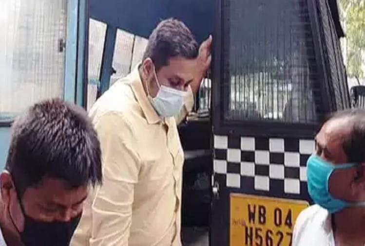 Deb Said To Police Family Pressure And Hunger For Fame Drove Conman To Hold Fake Vaccination Drives - कोलकाता: 'शोहरत के लिए चलाए नकली टीकाकरण अभियान' फर्जी आईएएस का कबूलनामा - Vimarsana News