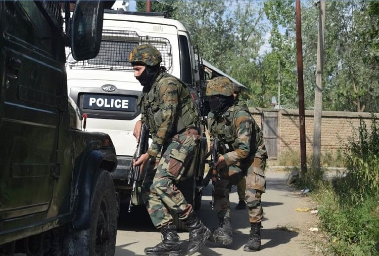 Serangan Teroris Teroris Menembaki Pengawalan Polisi Di Kashmir, Seorang Prajurit Terluka