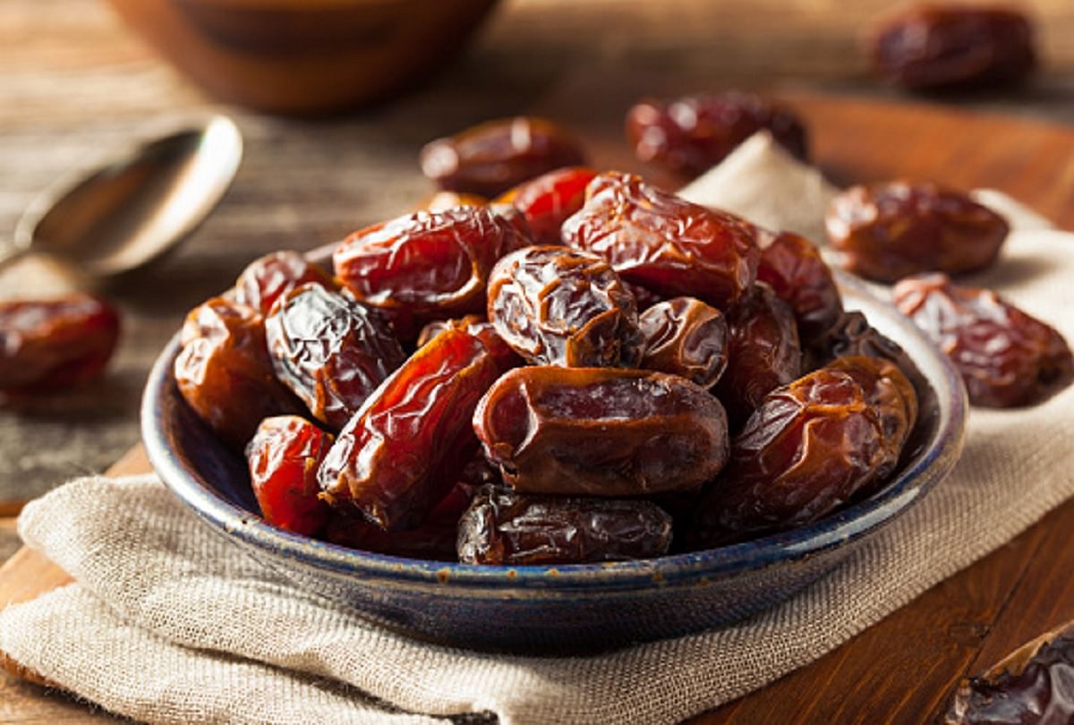 Health Benefits Of Dates In Monsoon Season Khajoor Ke Fayde सल ह ब र श क म सम म खज र क स वन द सकत ह य आठ फ यद ड इट म जर र कर श म ल Amar