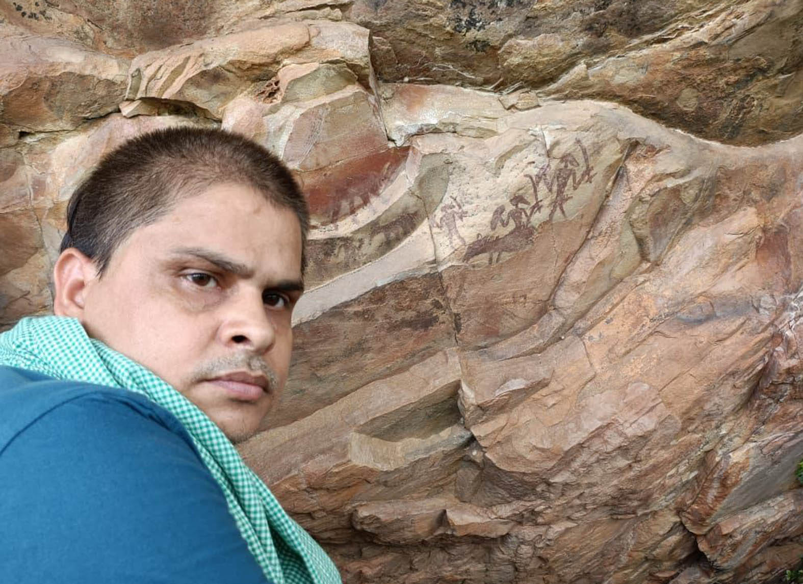 बांदा। बकस्वाहा के जंगल के पत्थरों पर उकेरे गए शैल चित्र दिखाते आशीष सागर। बांदा। बकस्वाहा के जंगल के पत्थरों पर उकेरे गए शैल चित्र दिखाते आशीष सागर।