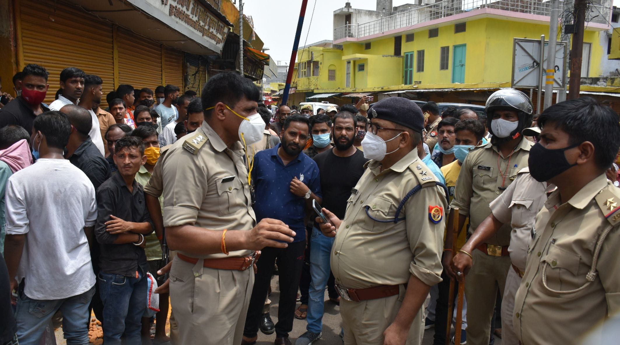 हंगामे के बाद मौके पर पहुंचे एसपी सिटी,सीओ अयोध्या व अन्य हंगामे के बाद मौके पर पहुंचे एसपी सिटी,सीओ अयोध्या व अन्य