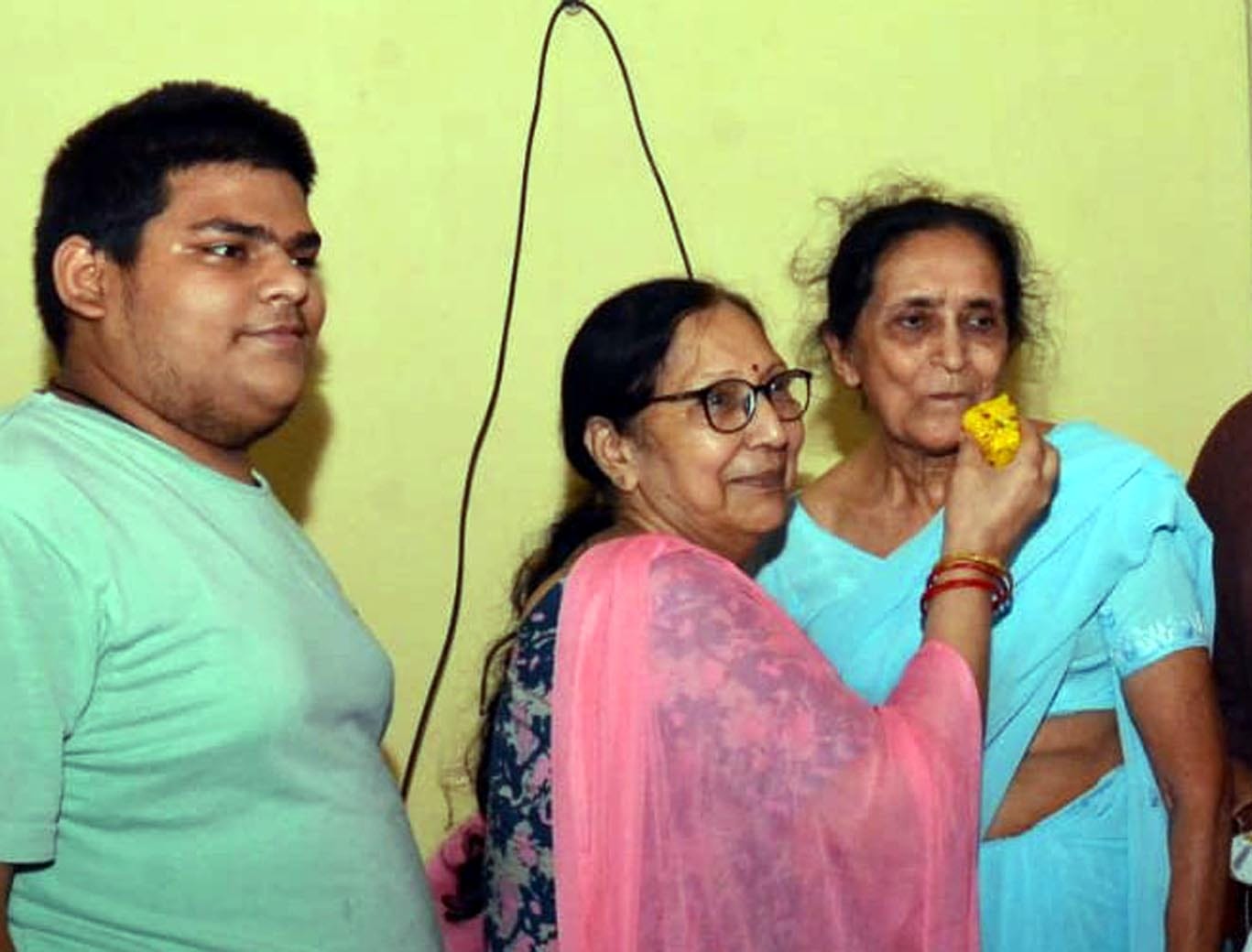 डीजीपी बने मुकुल गोयल के मुजफ्फरनगर की भरतिया कालोनी आवास पर उनकी मां हेमलता को मिठाई खिलाते रिश?