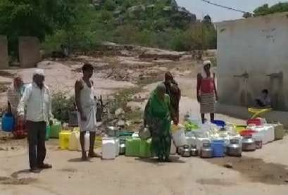 पानी भरने के इंतजार में खड़े लोग पानी भरने के इंतजार में खड़े लोग