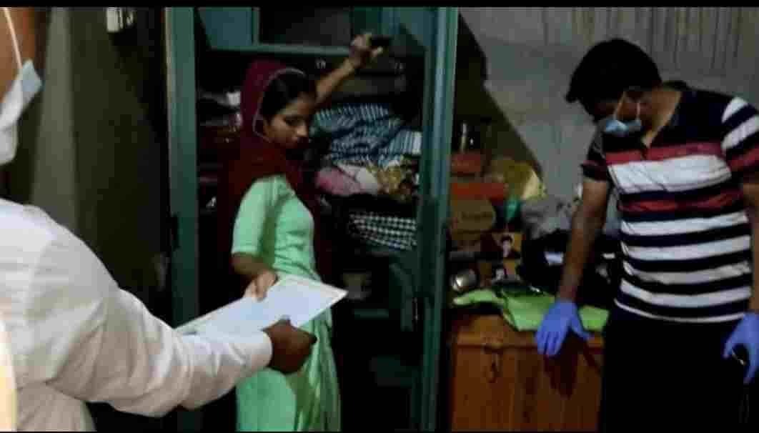 पुलिस को घर के सामान की जांच करवाती विमला की बेटी सपना। अमर उजाला