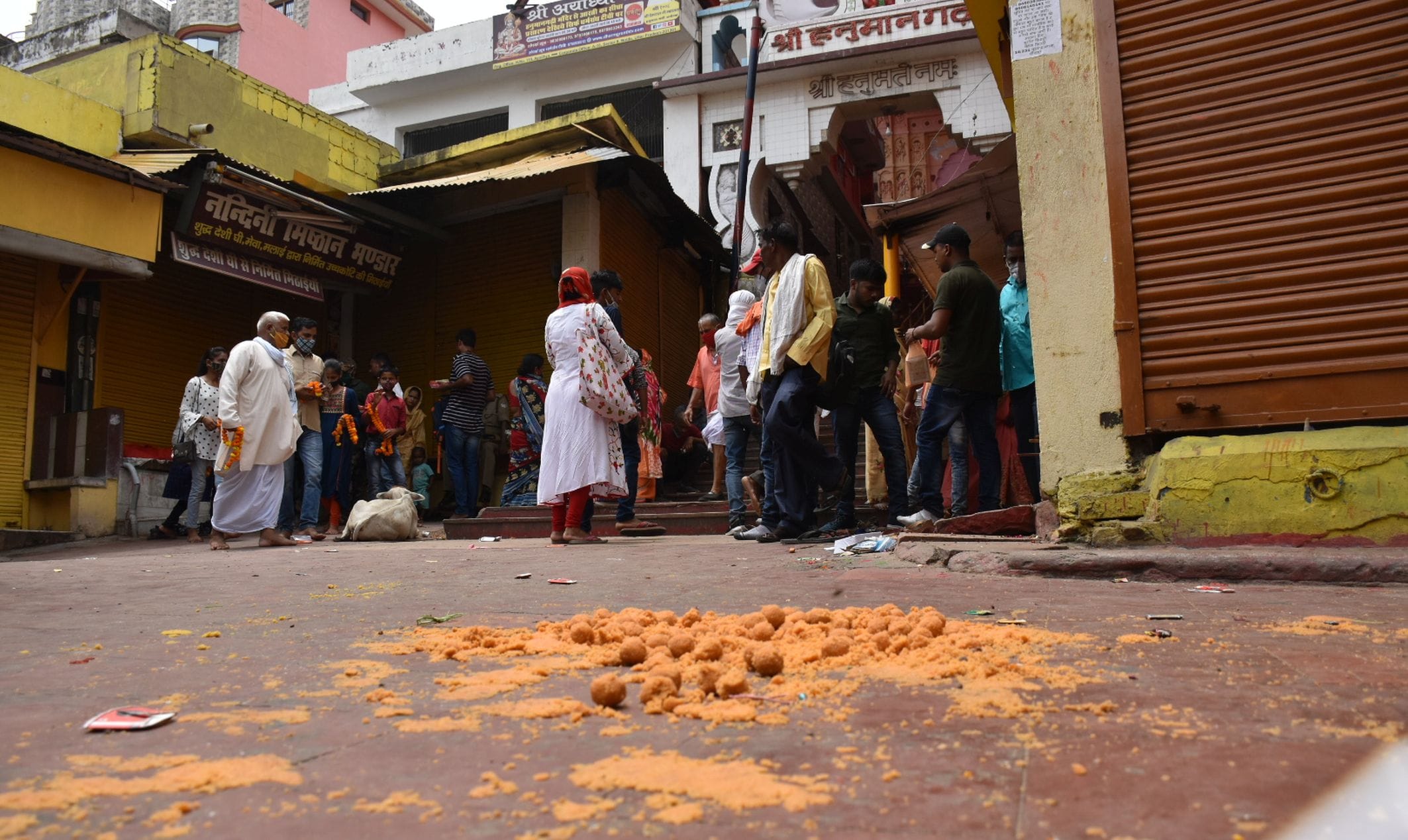 हनुमानगढ़ी के निकट पड़ा लड्डू हनुमानगढ़ी के निकट पड़ा लड्डू