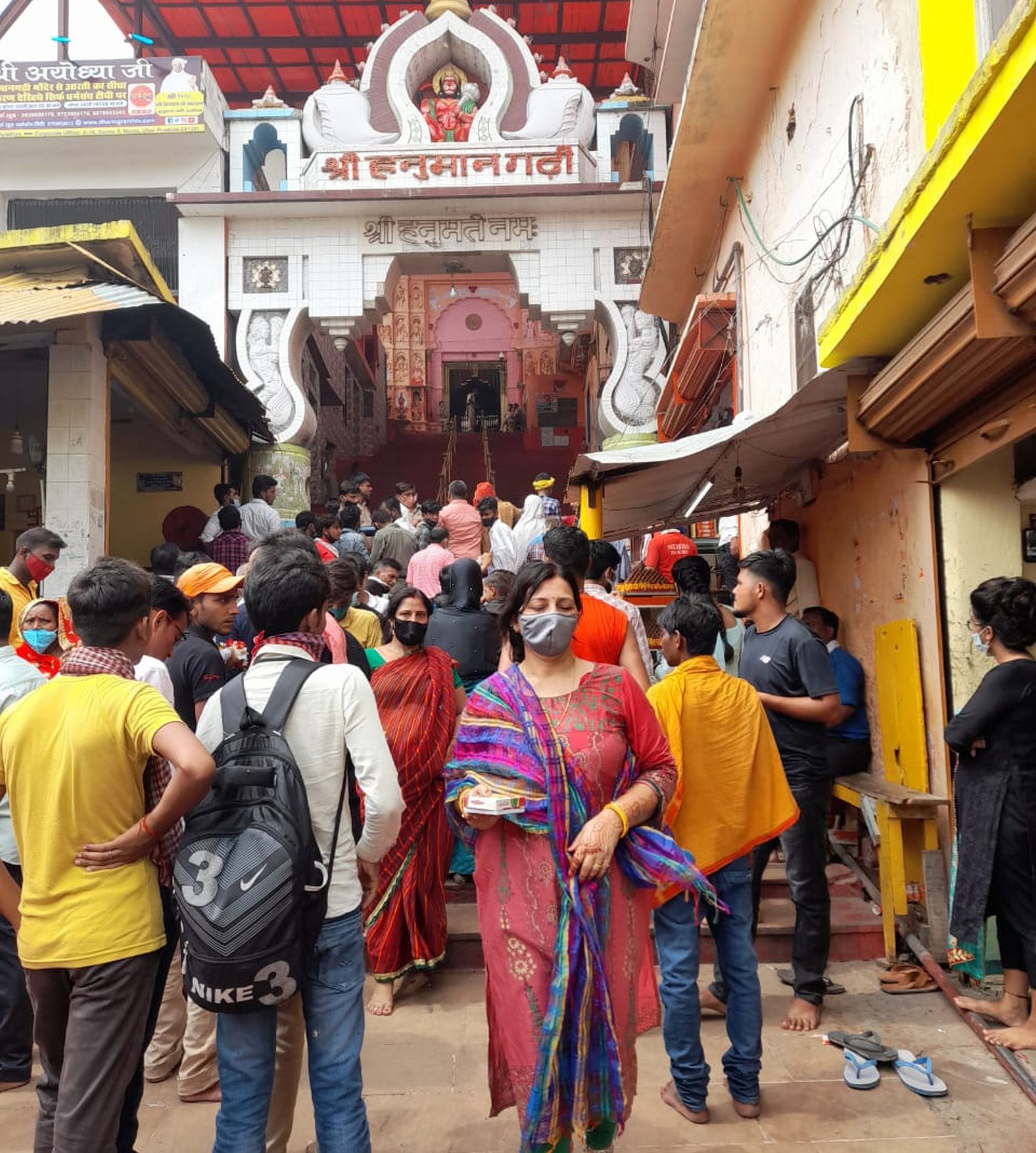 तालाबंदी के बाद बिना दर्शन के वापस लौटते भक्तगण तालाबंदी के बाद बिना दर्शन के वापस लौटते भक्तगण