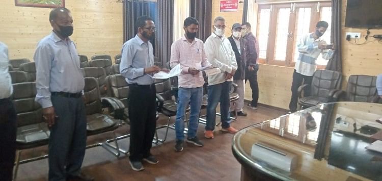 चंपावत में डीएम को ज्ञापन देते जिला विकास संघर्ष समिति के पदाधिकारी।