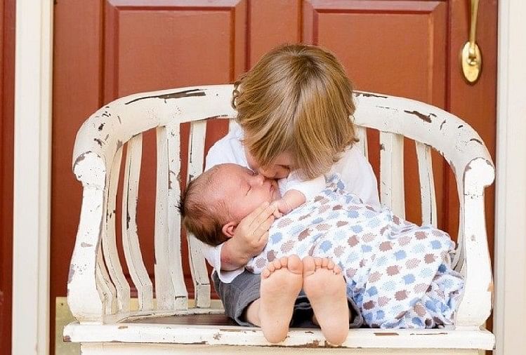 11 Years Old Little Girl Gave Birth To Child Become Youngest Mother Of Britain अजब गजब 11 स ल क उम र म लड क न द य बच च क जन म म त प त भ ह ए ह र न