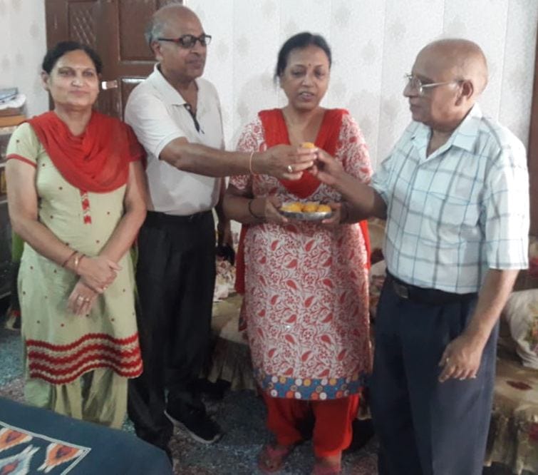 शामली : आईपीएस मुकुल गोयल के  डीजीपी  बनने पर खुशी बनाते परिजन।