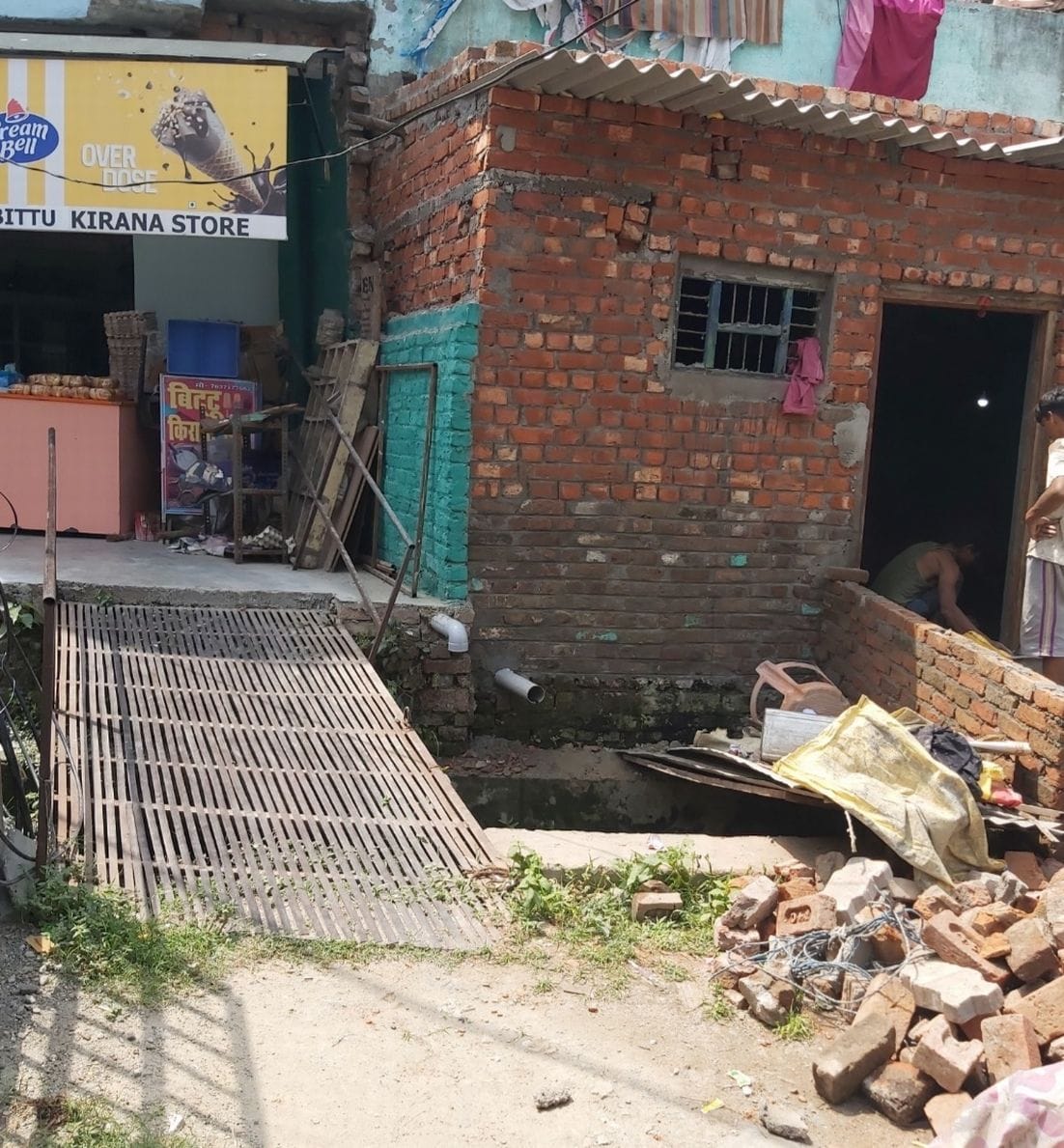 काशीपुर लक्ष्मीपुर माइनर पर अतिक्रमण कर किया जा रहा अवैध निर्माण। काशीपुर लक्ष्मीपुर माइनर पर अतिक्रमण कर किया जा रहा अवैध निर्माण।