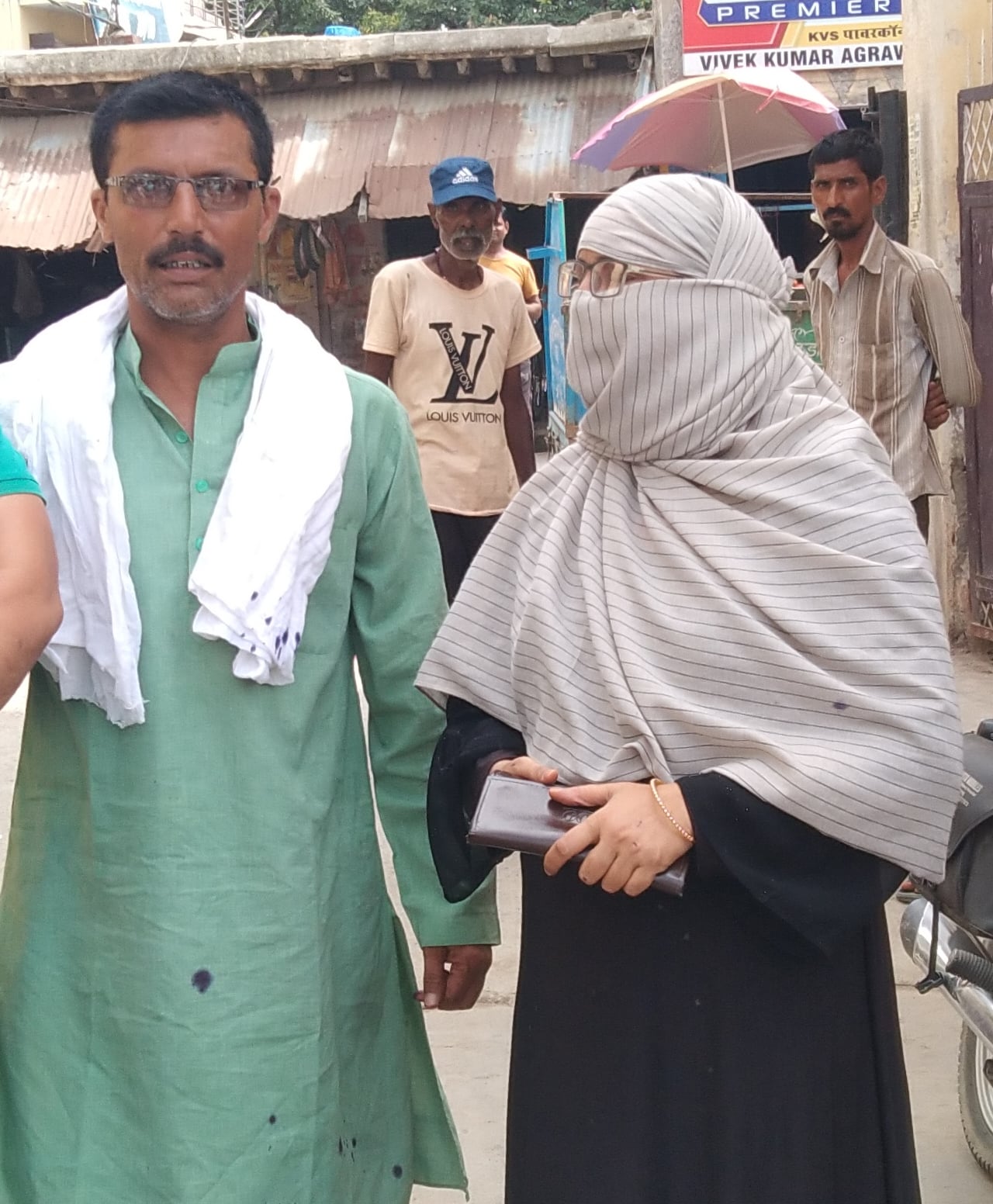 तिलहर नगर पालिका सभासद नुसरत जहां अपने पति पूर्व सभासद कयूम खान के साथ पालिका गेट पर धरने के दौरा? तिलहर नगर पालिका सभासद नुसरत जहां अपने पति पूर्व सभासद कयूम खान के साथ पालिका गेट पर धरने के दौरा?