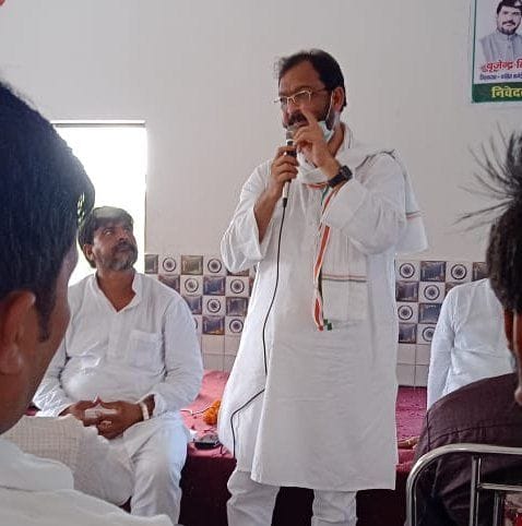 ाकेत गर्ल्स कालेज सभागार में आयोजित कांग्रेस की बैठक में बोलते अखिल भारतीय कांग्रेस कमेटी के सच?