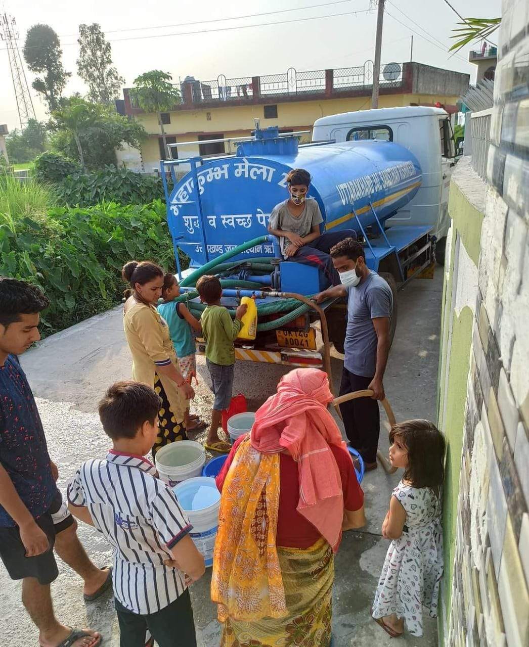 गुमानीवाला में टैंकर से पानी भरते लोग। गुमानीवाला में टैंकर से पानी भरते लोग।