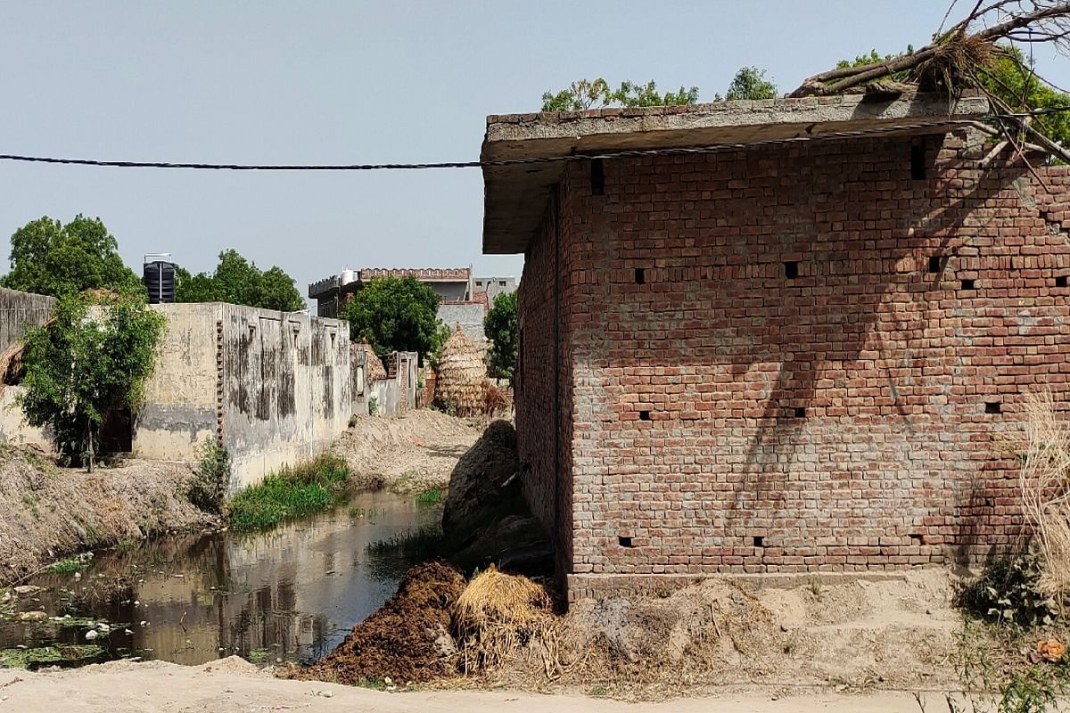 शामली में खोखरी नदी में बने मकान।