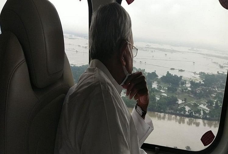 सीएम नीतीश ने बाढ़ प्रभावति क्षेत्र का दौरा किया