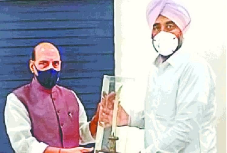 पंजाब: वित्त मंत्री मनप्रीत बादल ने रक्षा मंत्री राजनाथ सिंह से की मुलाकात, दो सैनिक स्कूलों की स्थापना की मांग की