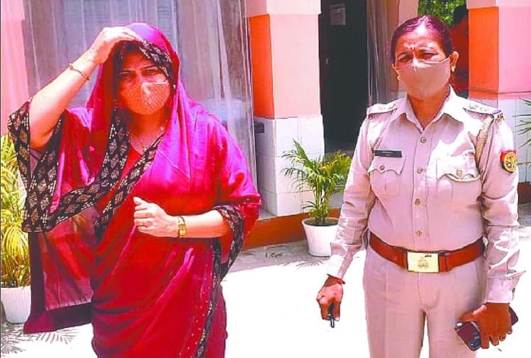 बैंक प्रबंधक को हनी ट्रैप में फंसाया: वैवाहिक वेबसाइट से संपर्क कर फ्लैट पर बुलाकर बनाते थे वीडियो, फिर करते थे घिनौना काम