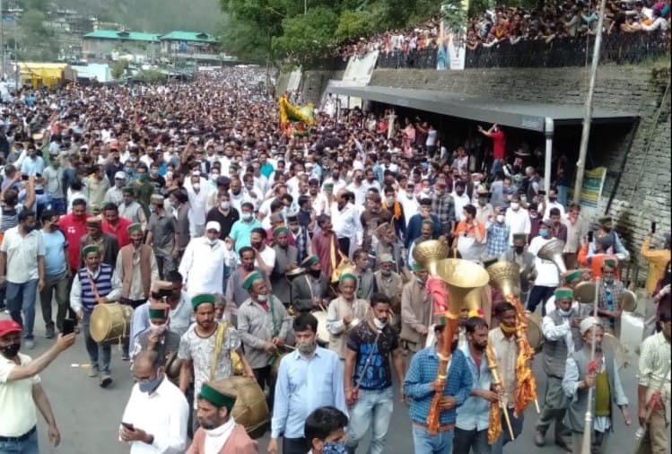 Virbhadra singh cremated Son vikramaditya singh lights funeral pyre