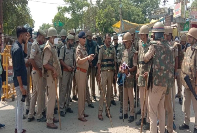 Up Block Pramukh Chunav 2021 Live Voting In 476 Panchayats, Block Chief Election Results Will Be Declared After 3 Pm - Up Block Pramukh Election Live: इटावा में पहुंचे 80 से ज्यादा सपा के बीडीसी सदस्य, सिद्धार्थनगर में वोटिंग से पहले मारपीट - Vimarsana News