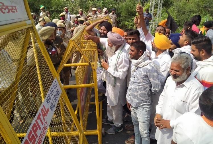 Farmers Gathered With Black Flags On The Information Of Cm Arrival In Ambala - हरियाणा: अंबाला में सीएम के आने की सूचना, काले झंडे लेकर तेपलां पहुंचे किसान, रेवाड़ी में कार्यकारिणी की बैठक शुरू - Vimarsana News