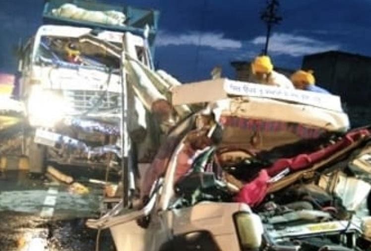 पंजाब में हादसा: दो टिप्परों के बीच फंसी लकड़ी से भरी गाड़ी, तीन युवकों की दर्दनाक मौत 