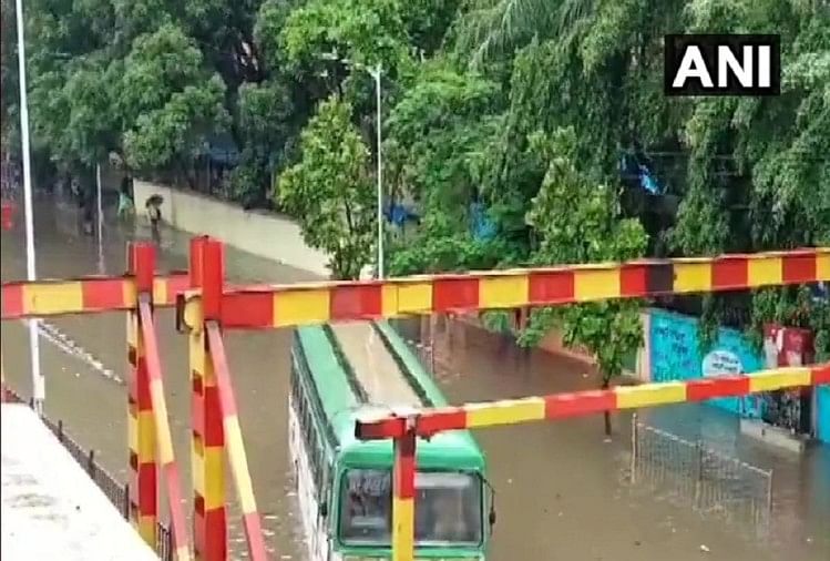Mumbai Weather Live: मुंबई में भारी बारिश से कई इलाके और सड़कें तालाब में तब्दील, ट्रेनें थमीं