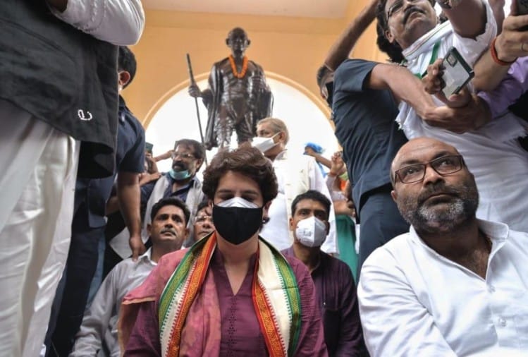 Up Assembly Elections 2022 Second Day Of Priyanka Gandhi On Three Days Visit Of Lucknow  - प्रियंका का यूपी दौरा: ब्लॉक प्रमुख चुनाव में जिस महिला से हुई थी अभद्रता, उससे मिलने हुईं रवाना - Vimarsana News