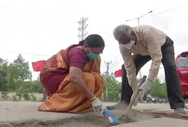 This Elderly Couple Of Hyderabad Have Been Fixing Road Potholes From The Past 11 Years With Their Pension Money म स ल ज दग क रफ त र पर न लग ब र क इसल ए प शन क प स स