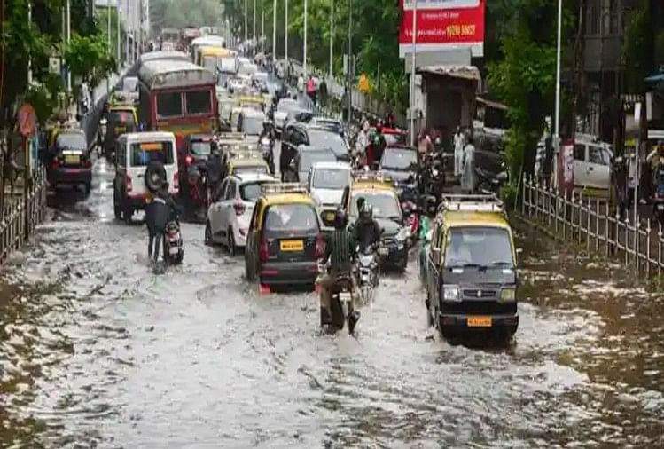 महाराष्ट्र: मुंबई में रुक-रुक कर हुई भारी बारिश, लोकल ट्रेन सेवा पर लगा ब्रेक, रेड अलर्ट जारी