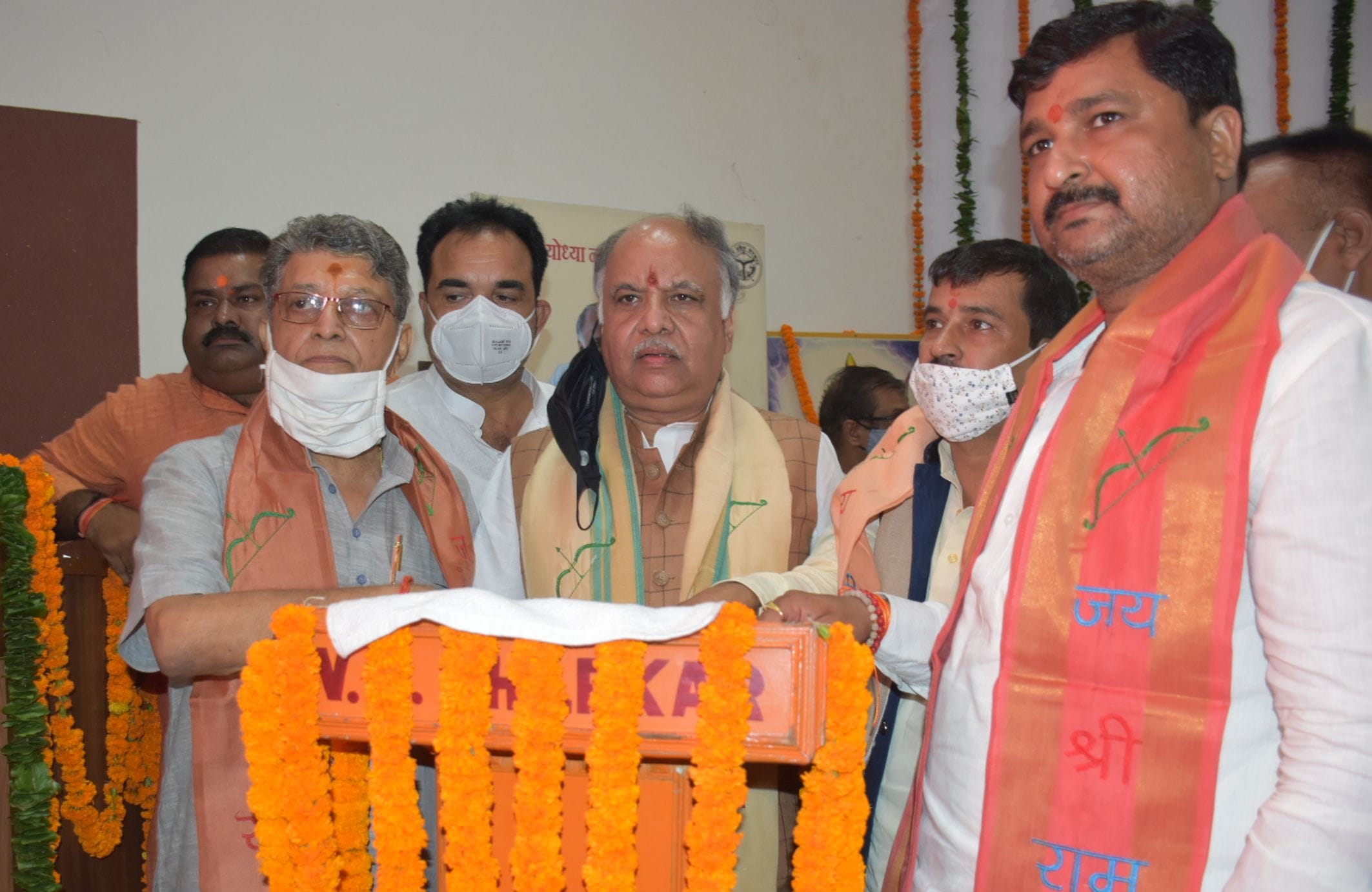 अयोध्या-विभिन्न परियोजनाओं का बटन दबाकर लोर्कापण व शिलन्यास करते नगर विकास मंत्री आशुतोष टंडन व अयोध्या-विभिन्न परियोजनाओं का बटन दबाकर लोर्कापण व शिलन्यास करते नगर विकास मंत्री आशुतोष टंडन व