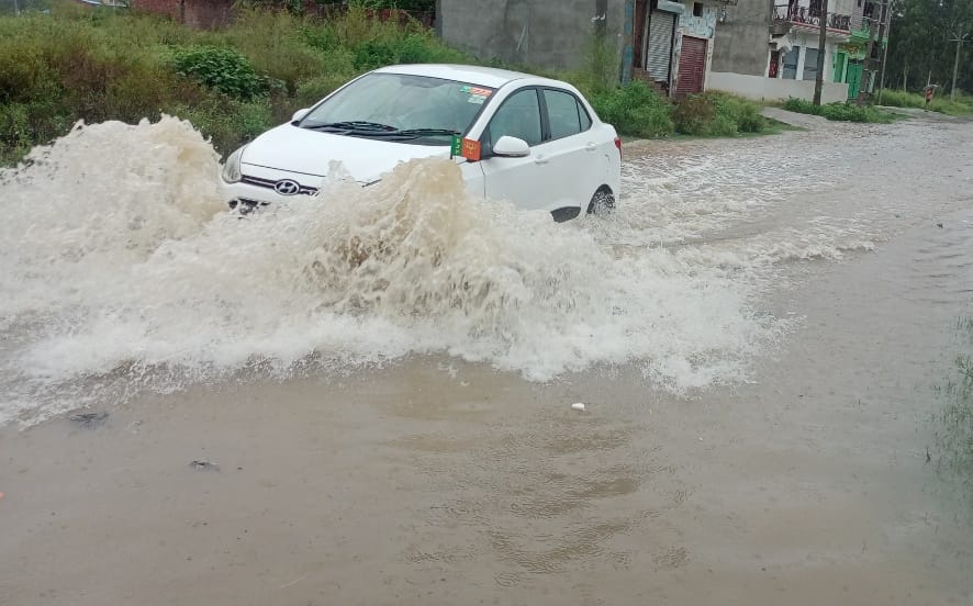 नजीबाबाद के मुबारकपुर कल्हेड़ी क्षेत्र में मार्ग पर भरा पानी। नजीबाबाद के मुबारकपुर कल्हेड़ी क्षेत्र में मार्ग पर भरा पानी।