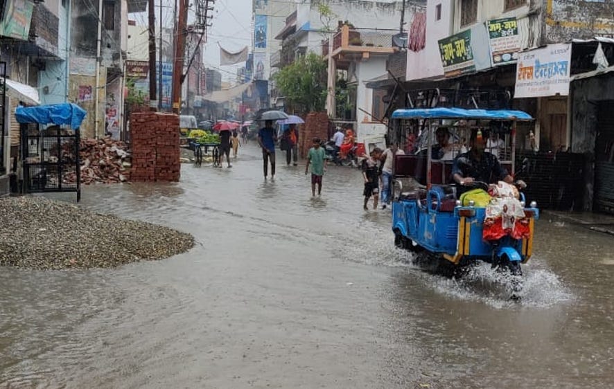 नजीबाबाद के मोहल्ला मुगलूशाह के मुख्य मार्ग पर जल भराव। नजीबाबाद के मोहल्ला मुगलूशाह के मुख्य मार्ग पर जल भराव।