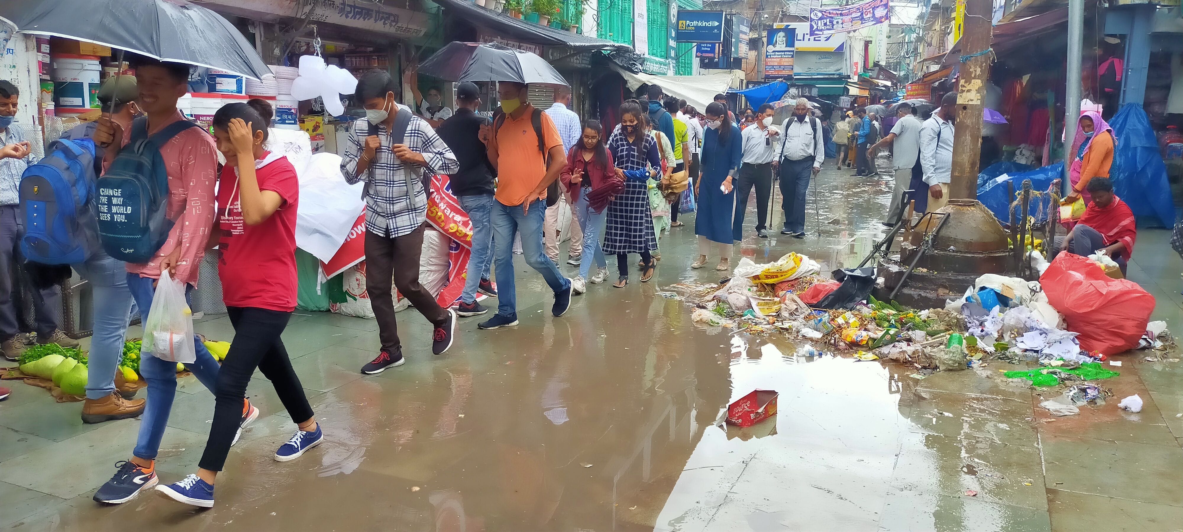 सफाई कर्मियों की हड़ताल से अल्मोड़ा के चौक बाजार बाजार में डंप पड़ा कूड़ा। आवाजाही के दौरान लोगो? सफाई कर्मियों की हड़ताल से अल्मोड़ा के चौक बाजार बाजार में डंप पड़ा कूड़ा। आवाजाही के दौरान लोगो?