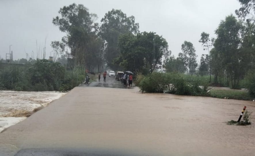 मंडावली की सूखा नदी रपटे पर पानी का तेज बहाव। मंडावली की सूखा नदी रपटे पर पानी का तेज बहाव।
