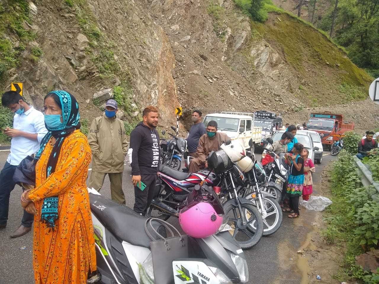 टनकपुर-पिथौरागढ़ राष्ट्रीय राजमार्ग पर धौन के पास सड़क खुलने का इंतजार करते लोग। टनकपुर-पिथौरागढ़ राष्ट्रीय राजमार्ग पर धौन के पास सड़क खुलने का इंतजार करते लोग।