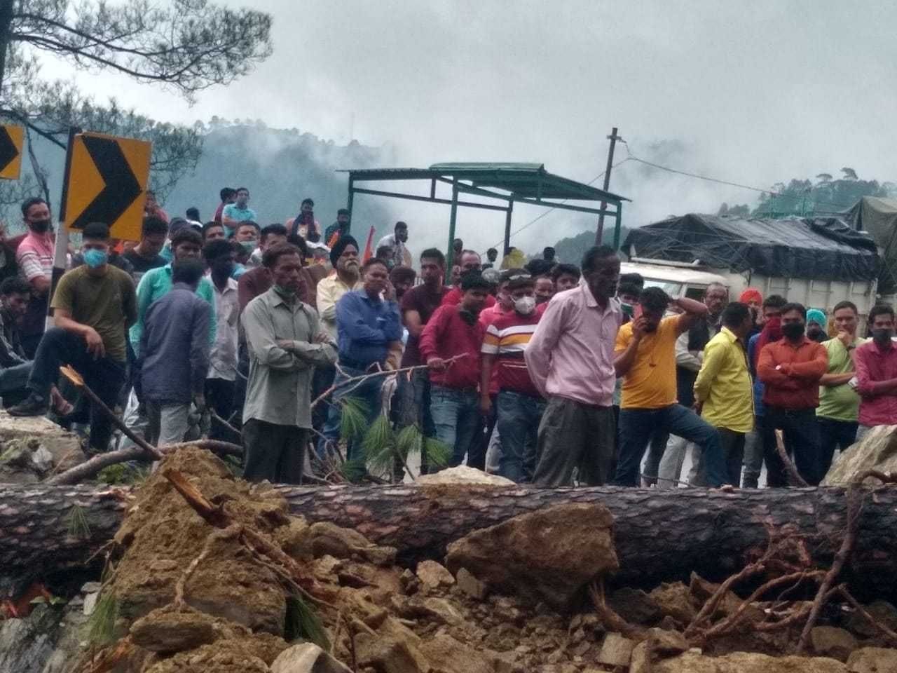 टनकपुर-पिथौरागढ़ राष्ट्रीय राजमार्ग पर धौन के पास सड़क खुलने का इंतजार करते लोग। टनकपुर-पिथौरागढ़ राष्ट्रीय राजमार्ग पर धौन के पास सड़क खुलने का इंतजार करते लोग।